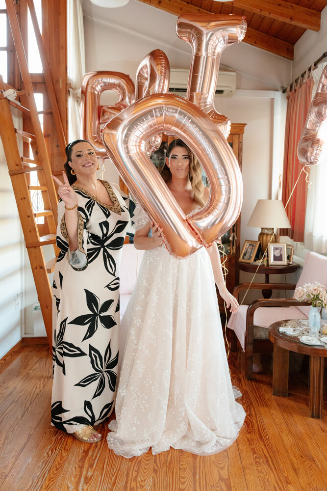 Νύφη με καλεσμένους και μπαλόνια Bride