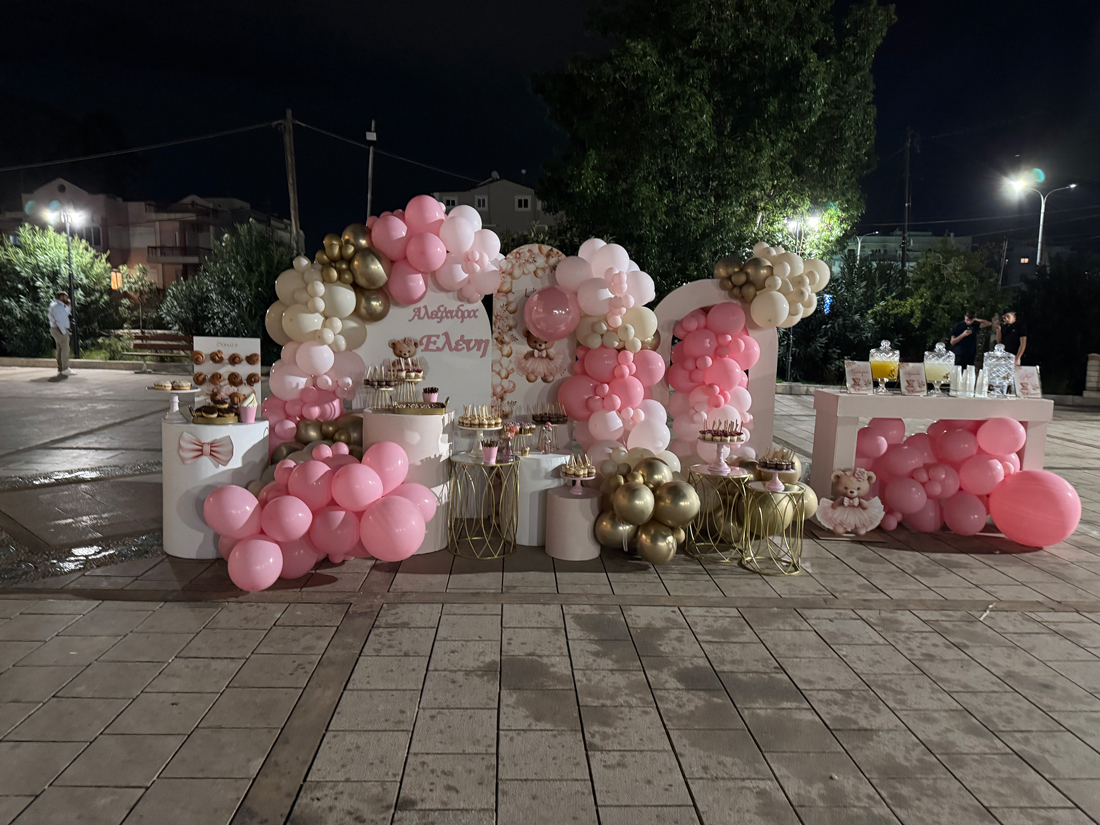 Διακόσμηση βάπτισης με ροζ και χρυσά μπαλόνια στην εκκλησία